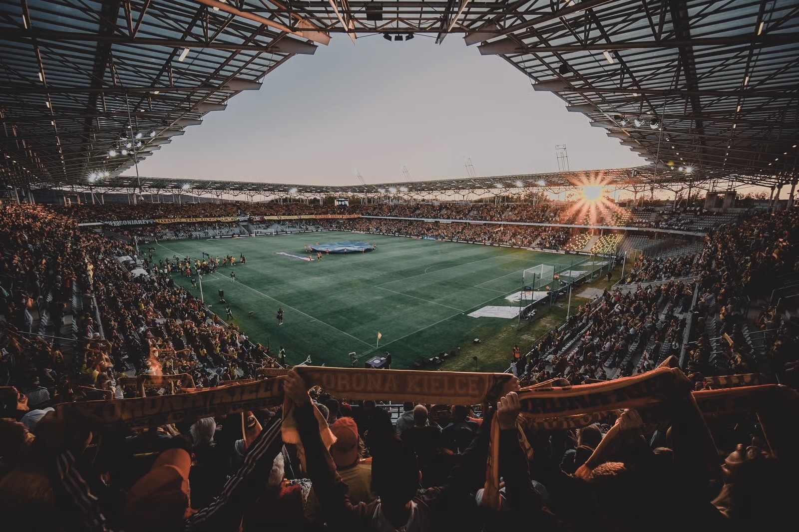 https://arka.gdynia.pl/images/galeria_zdjecie/big/stadion_b8a5b9f864d83d542b5b54abf1bcdb4a.jpg